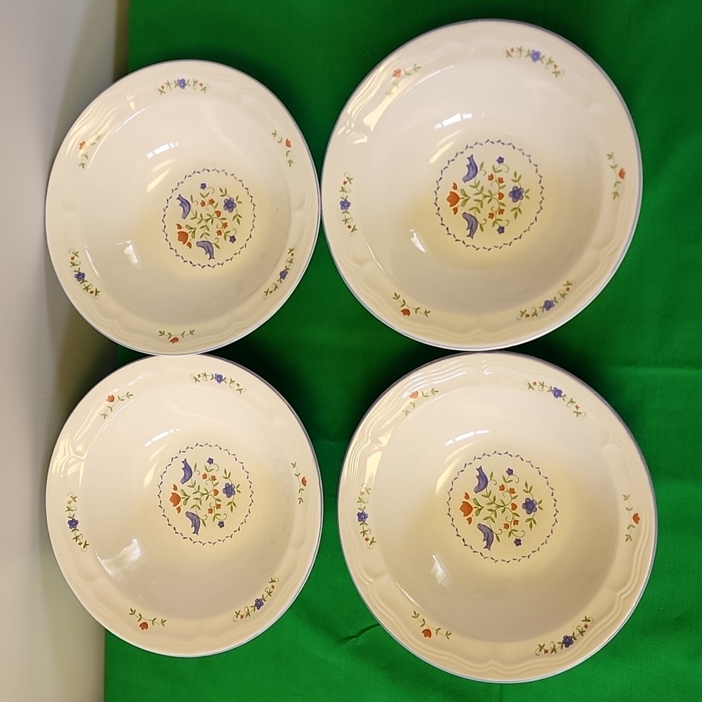 4 piece of Newcor bowls.